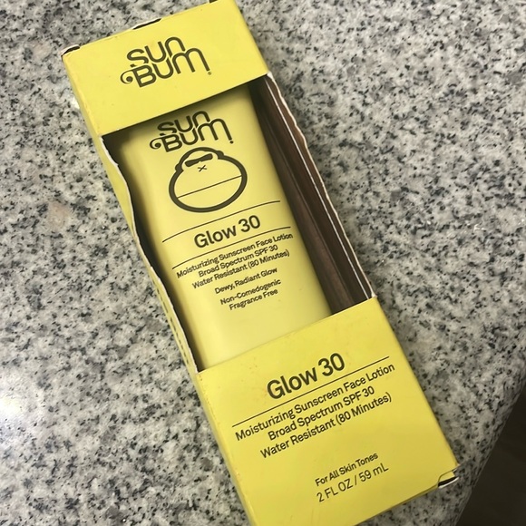 New sunbum glow 30 sunblock - Picture 1 of 1